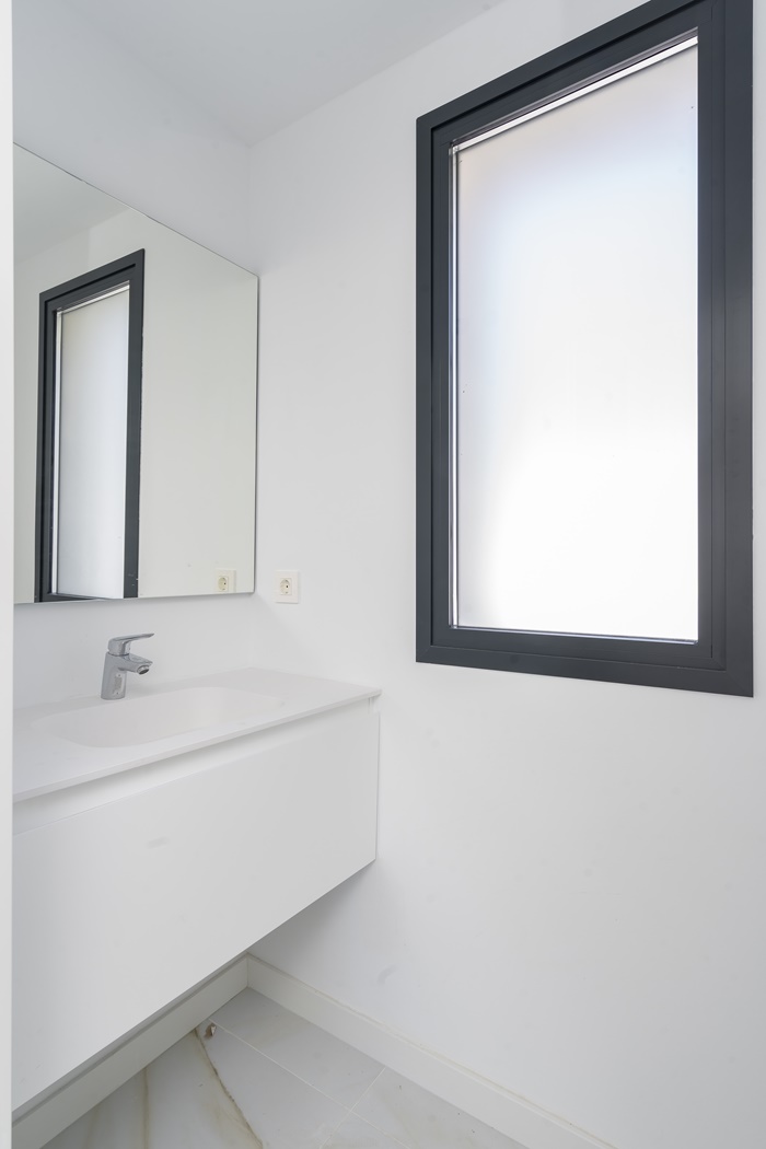 OBRA MAESTRA CONTEMPORÁNEA CON PISCINA PRIVADA Y AMPLIO JARDINES