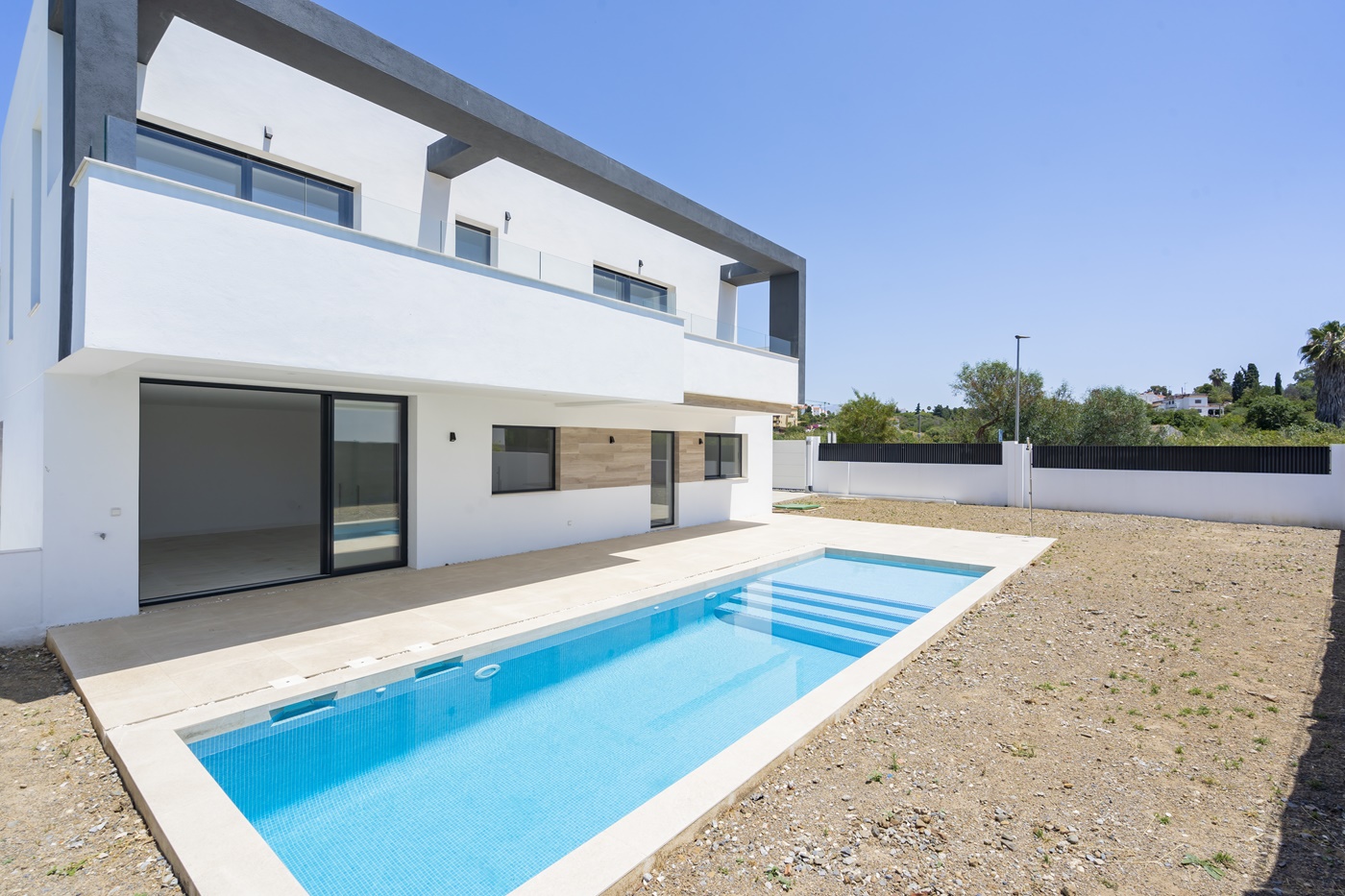 OBRA MAESTRA CONTEMPORÁNEA CON PISCINA PRIVADA Y AMPLIO JARDINES
