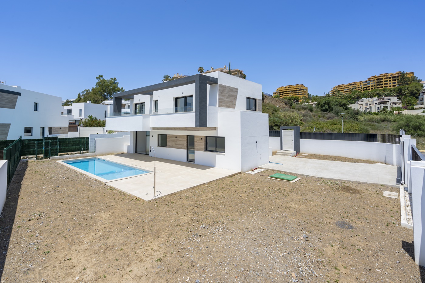 OBRA MAESTRA CONTEMPORÁNEA CON PISCINA PRIVADA Y AMPLIO JARDINES