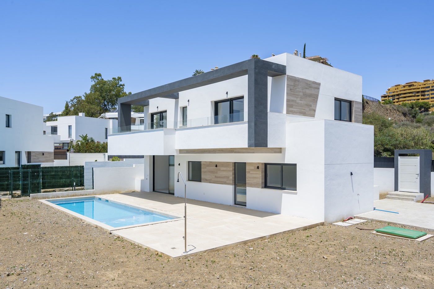 OBRA MAESTRA CONTEMPORÁNEA CON PISCINA PRIVADA Y AMPLIO JARDINES
