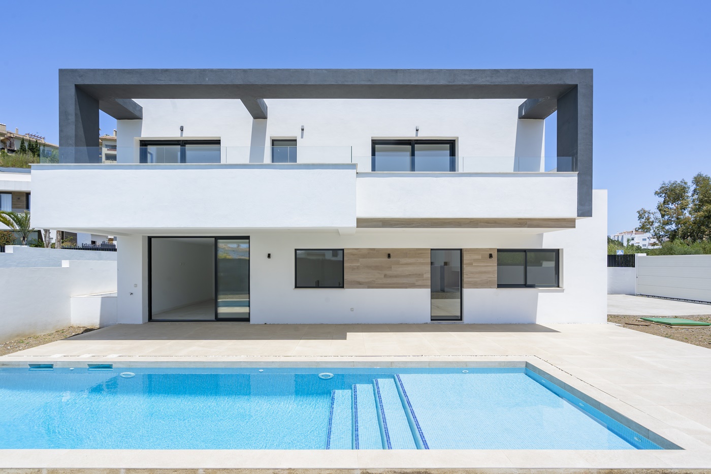 OBRA MAESTRA CONTEMPORÁNEA CON PISCINA PRIVADA Y AMPLIO JARDINES