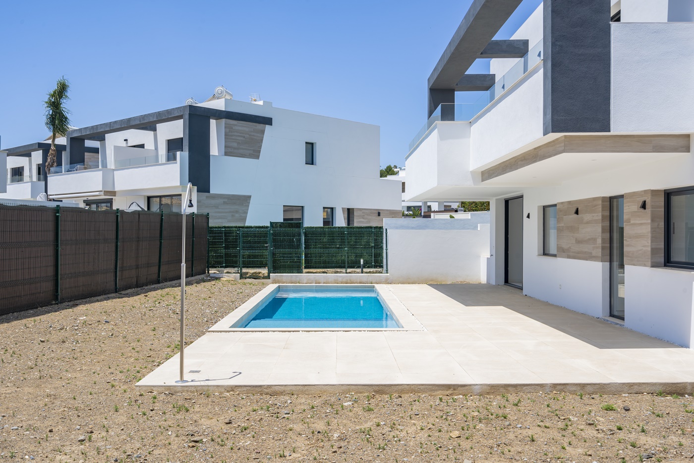OBRA MAESTRA CONTEMPORÁNEA CON PISCINA PRIVADA Y AMPLIO JARDINES