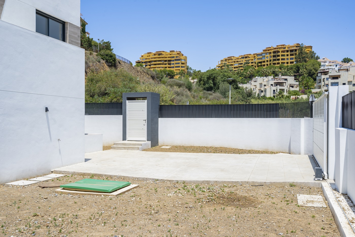 OBRA MAESTRA CONTEMPORÁNEA CON PISCINA PRIVADA Y AMPLIO JARDINES