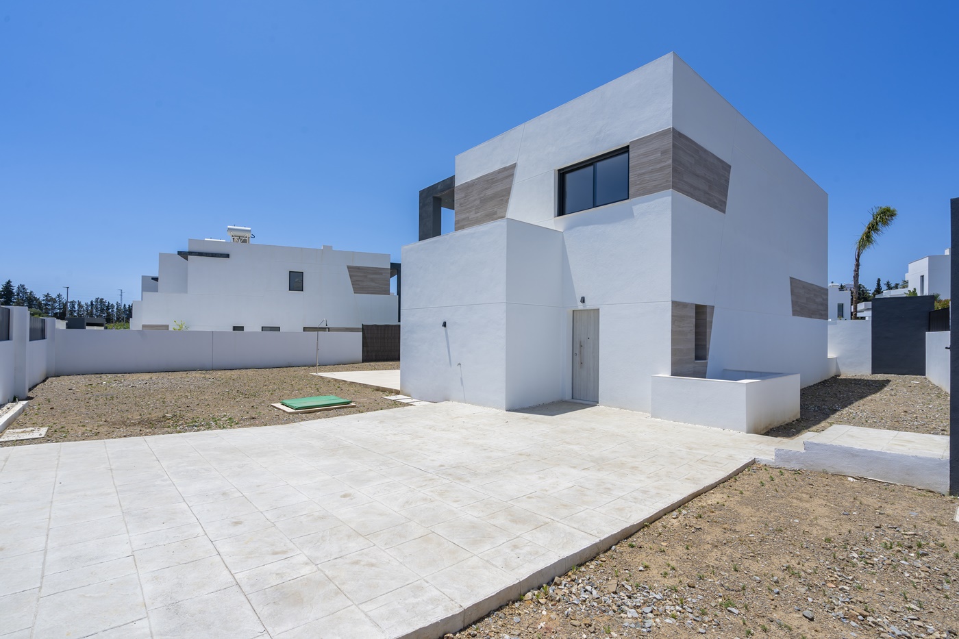 OBRA MAESTRA CONTEMPORÁNEA CON PISCINA PRIVADA Y AMPLIO JARDINES