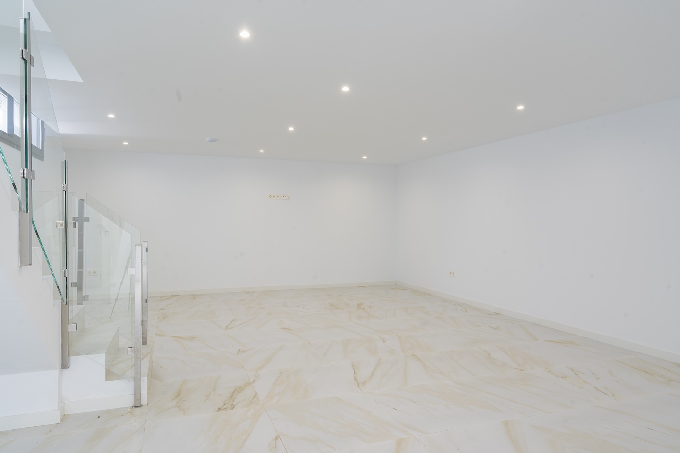 OBRA MAESTRA CONTEMPORÁNEA CON PISCINA PRIVADA Y AMPLIO JARDINES