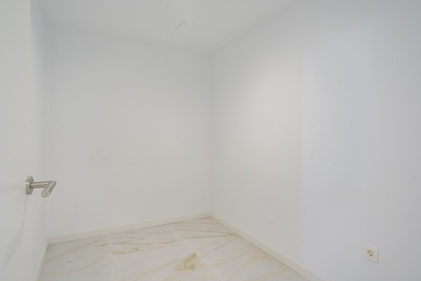 OBRA MAESTRA CONTEMPORÁNEA CON PISCINA PRIVADA Y AMPLIO JARDINES