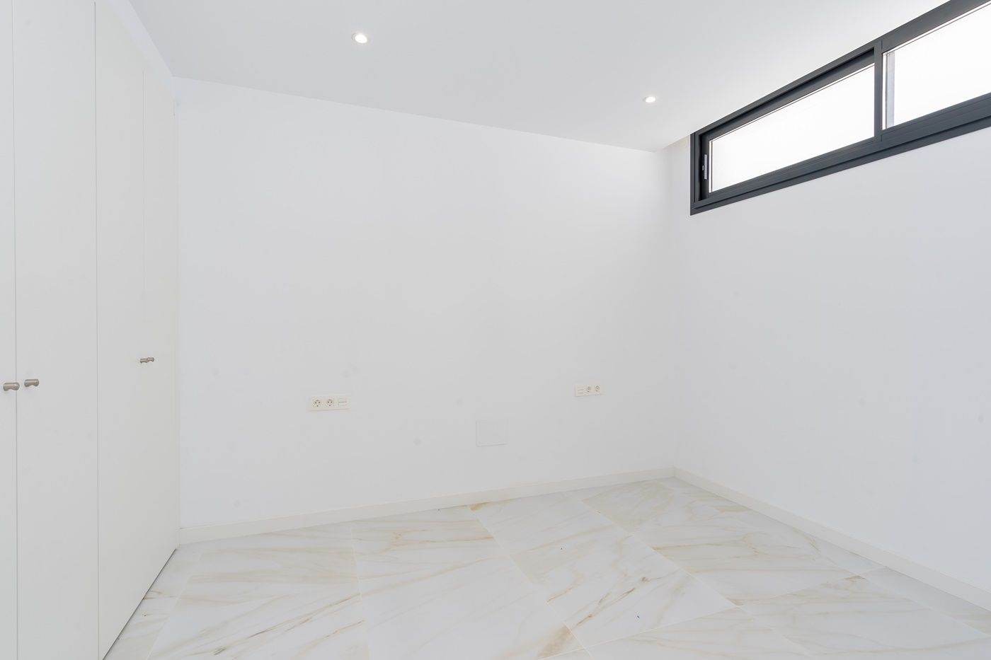 OBRA MAESTRA CONTEMPORÁNEA CON PISCINA PRIVADA Y AMPLIO JARDINES