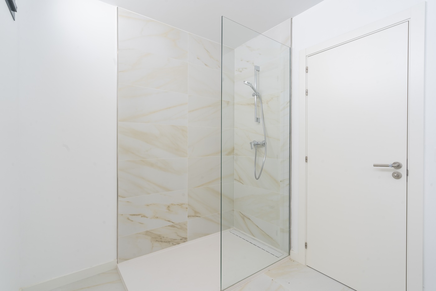 OBRA MAESTRA CONTEMPORÁNEA CON PISCINA PRIVADA Y AMPLIO JARDINES