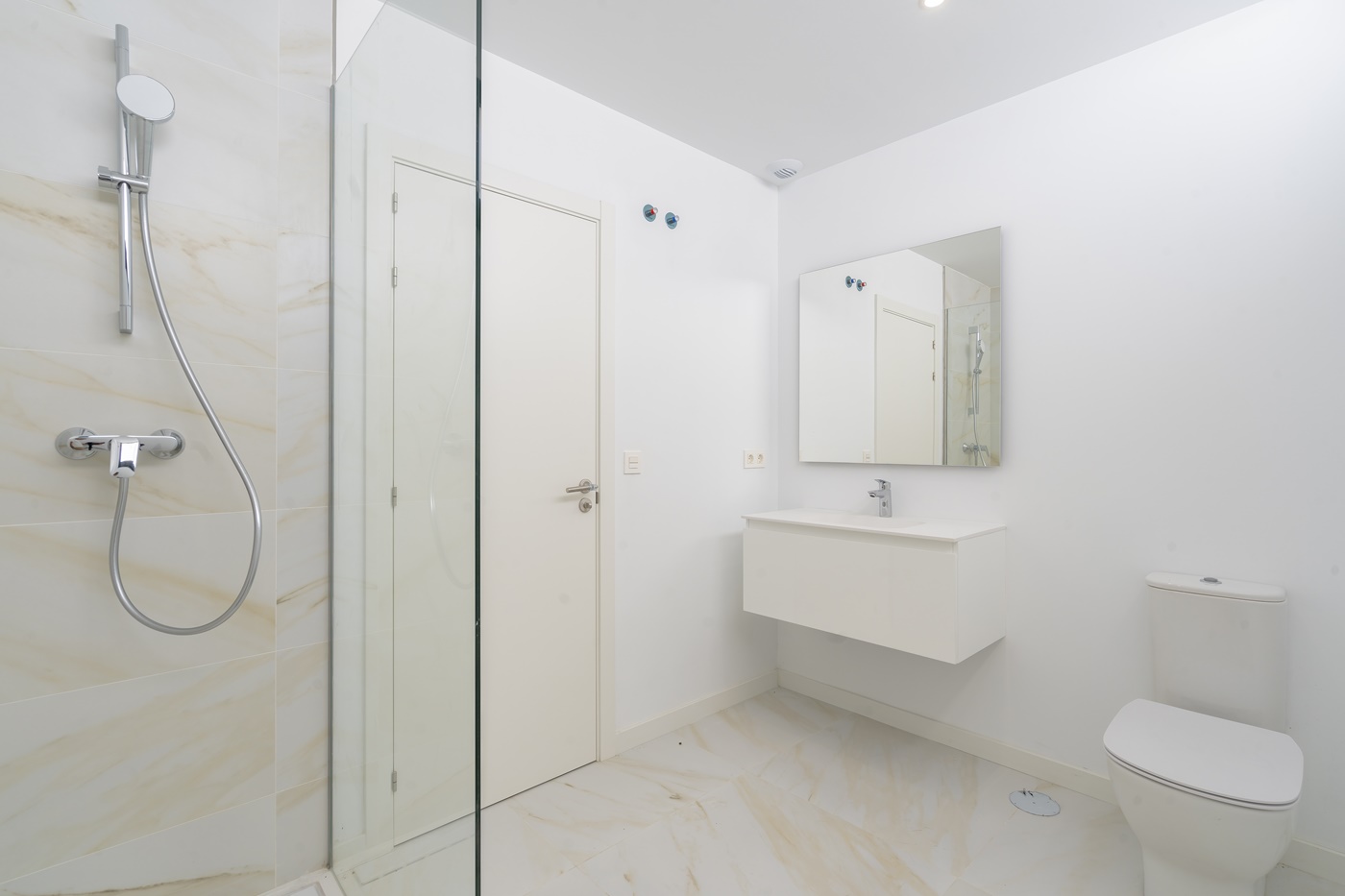 OBRA MAESTRA CONTEMPORÁNEA CON PISCINA PRIVADA Y AMPLIO JARDINES