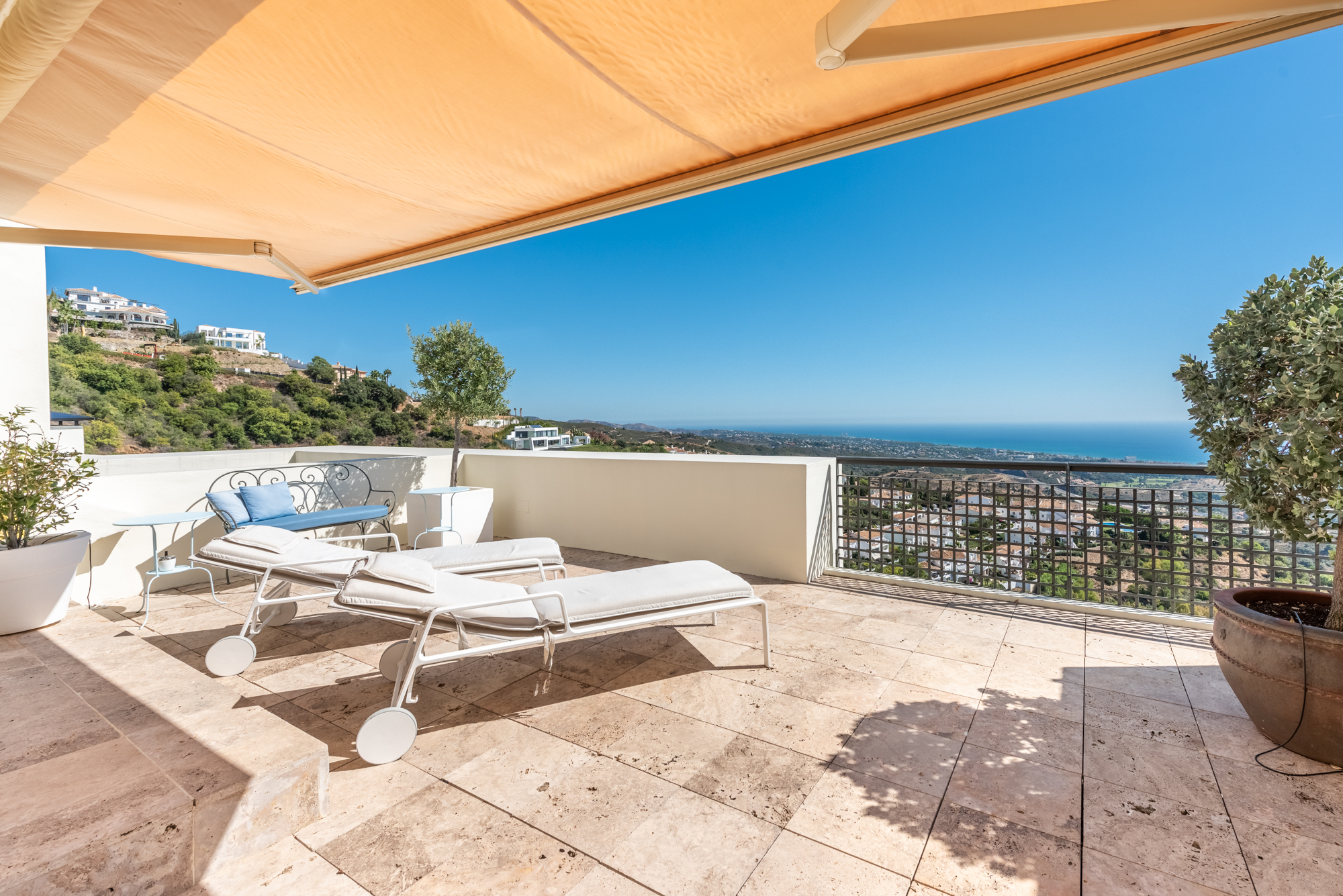 LYXIG DUPLEX TAKVÅNING MED PANORAMAUTSIKT ÖVER HAVET I LOS MONTEROS HILL CLUB - MARBELLA EAST