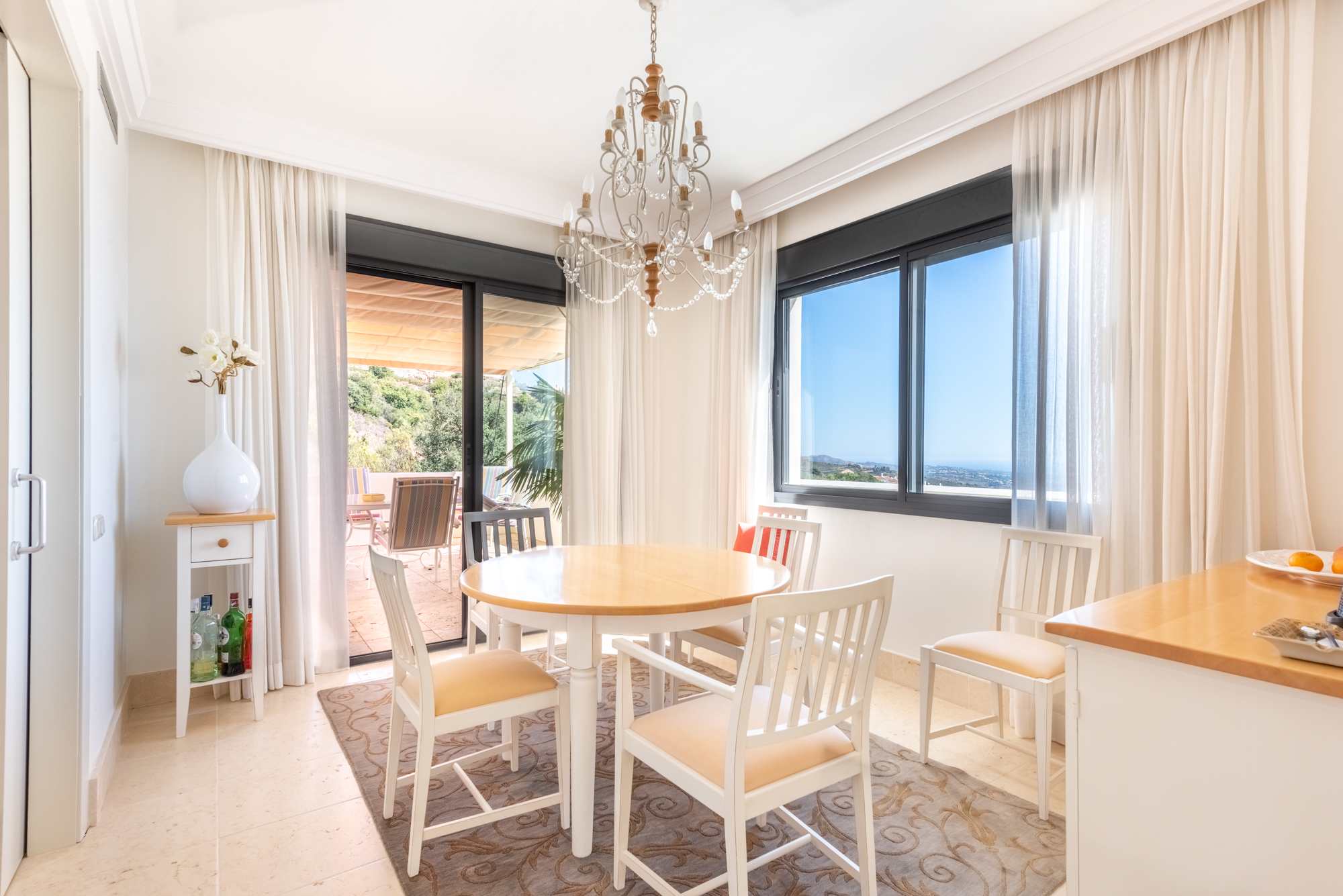 LYXIG DUPLEX TAKVÅNING MED PANORAMAUTSIKT ÖVER HAVET I LOS MONTEROS HILL CLUB - MARBELLA EAST