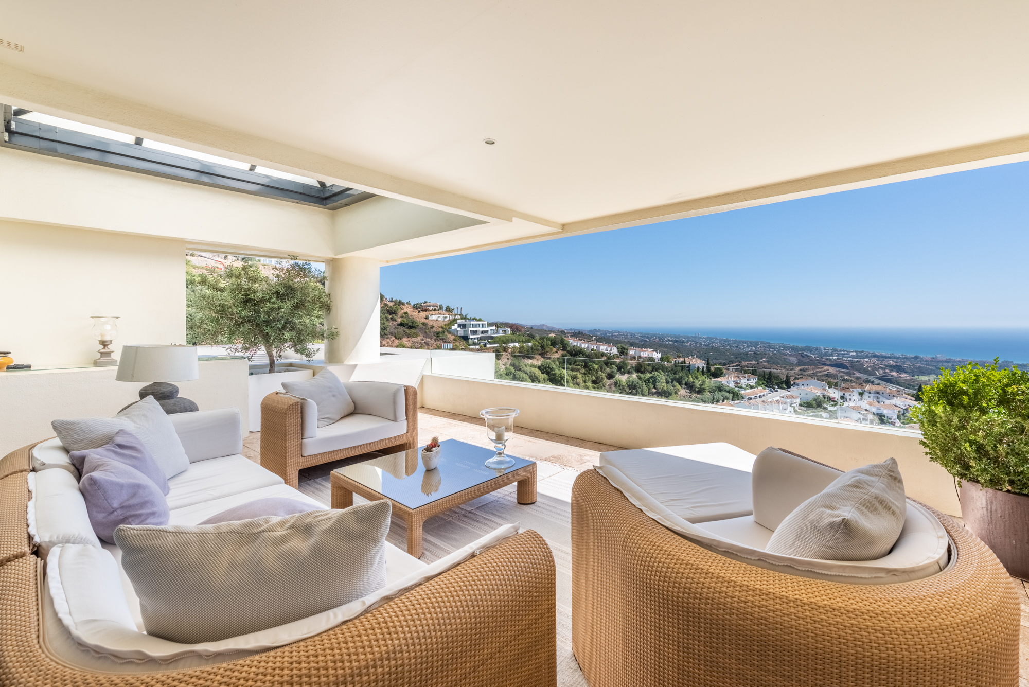 LYXIG DUPLEX TAKVÅNING MED PANORAMAUTSIKT ÖVER HAVET I LOS MONTEROS HILL CLUB - MARBELLA EAST
