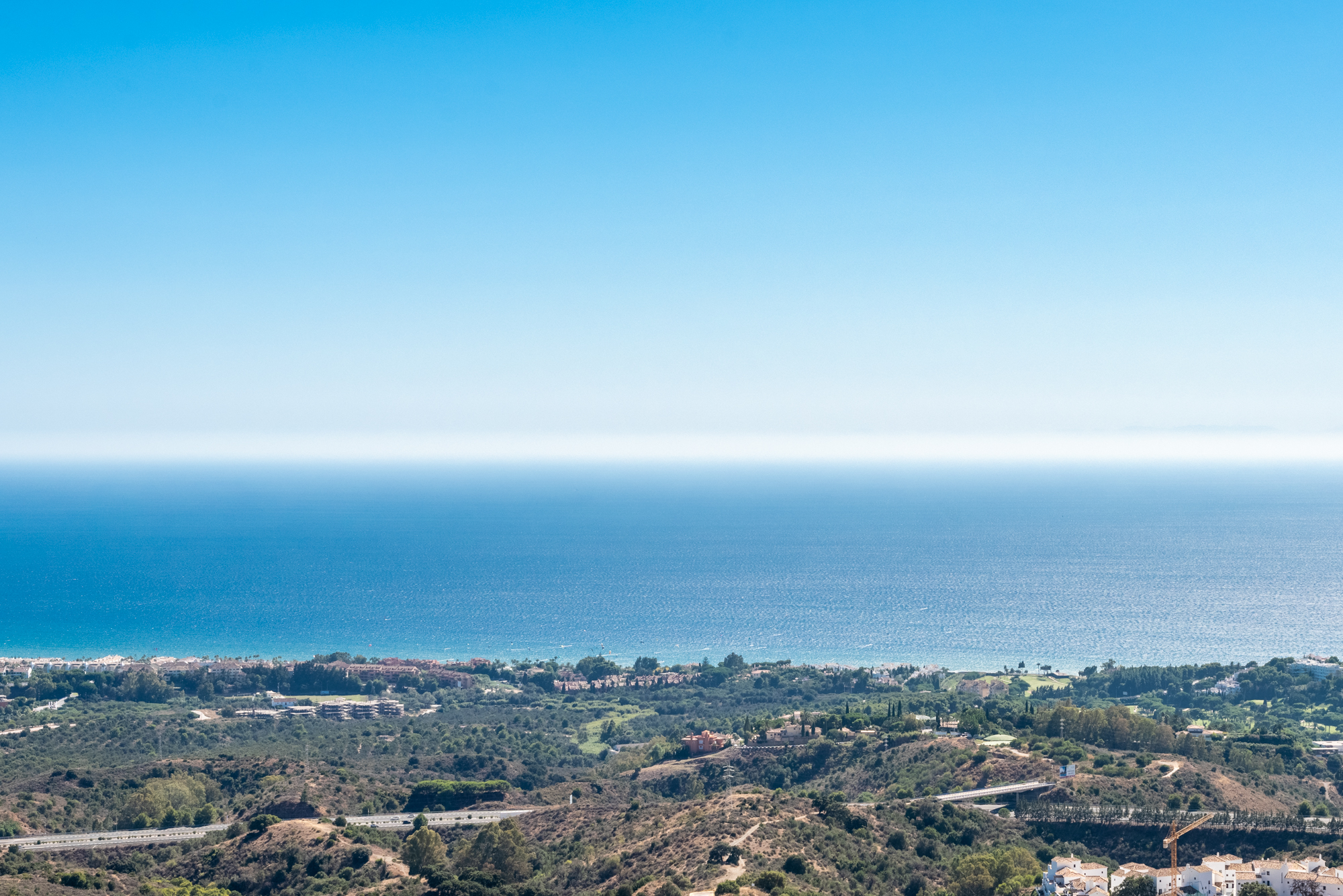 LYXIG DUPLEX TAKVÅNING MED PANORAMAUTSIKT ÖVER HAVET I LOS MONTEROS HILL CLUB - MARBELLA EAST
