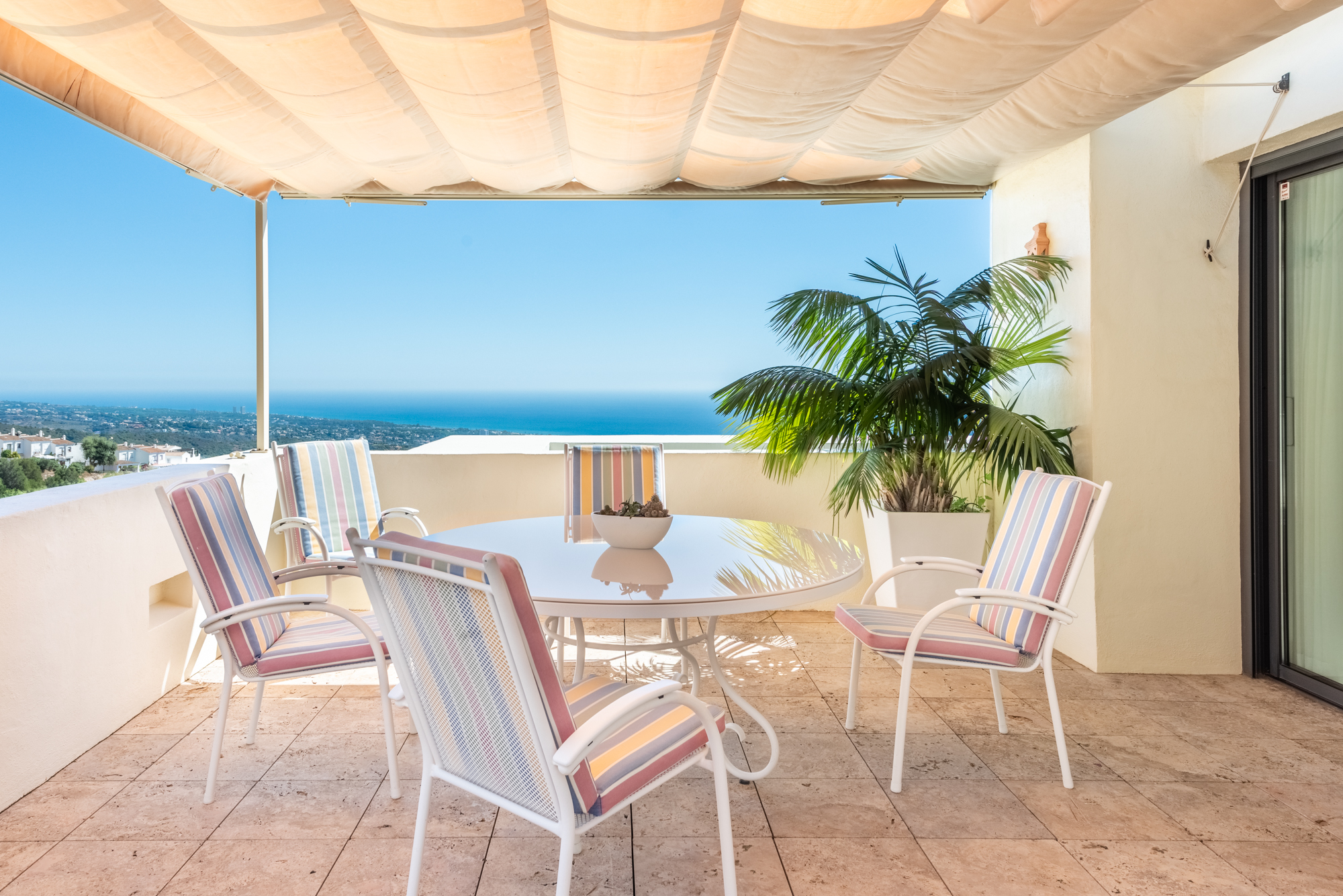 LYXIG DUPLEX TAKVÅNING MED PANORAMAUTSIKT ÖVER HAVET I LOS MONTEROS HILL CLUB - MARBELLA EAST