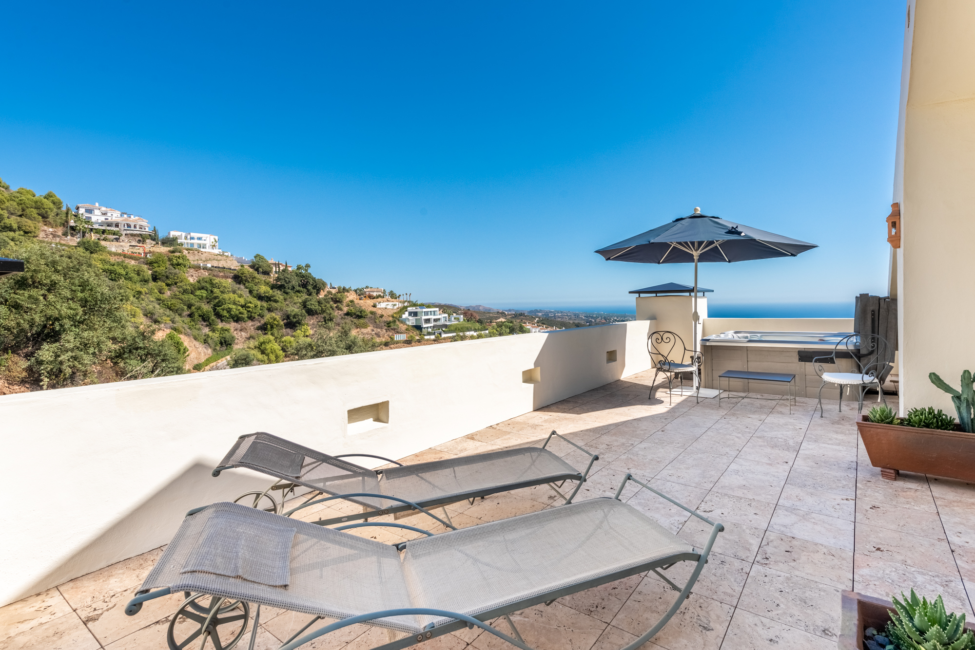 LYXIG DUPLEX TAKVÅNING MED PANORAMAUTSIKT ÖVER HAVET I LOS MONTEROS HILL CLUB - MARBELLA EAST