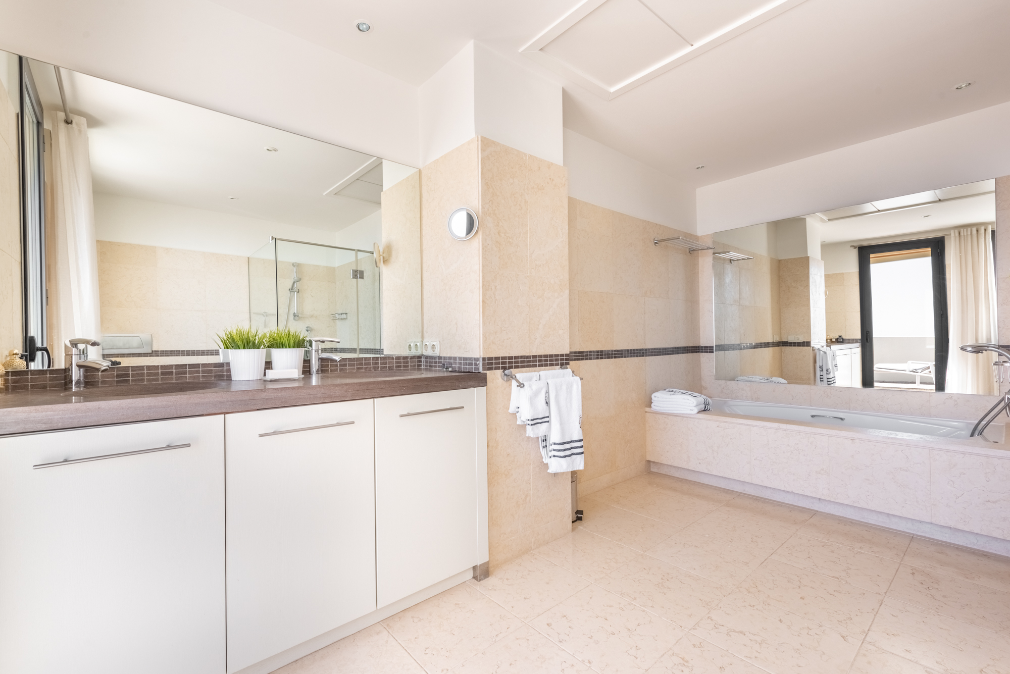LYXIG DUPLEX TAKVÅNING MED PANORAMAUTSIKT ÖVER HAVET I LOS MONTEROS HILL CLUB - MARBELLA EAST