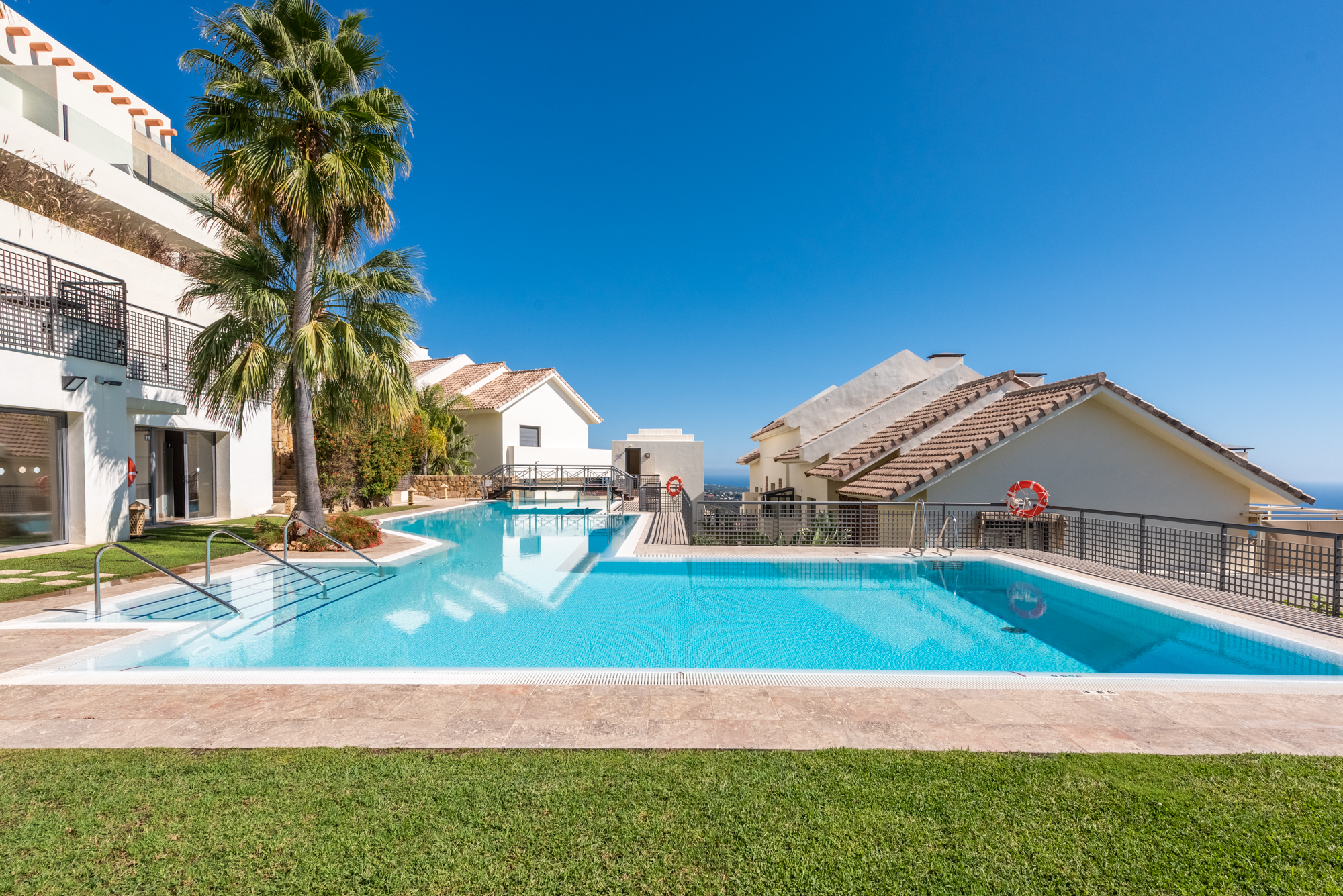 LYXIG DUPLEX TAKVÅNING MED PANORAMAUTSIKT ÖVER HAVET I LOS MONTEROS HILL CLUB - MARBELLA EAST