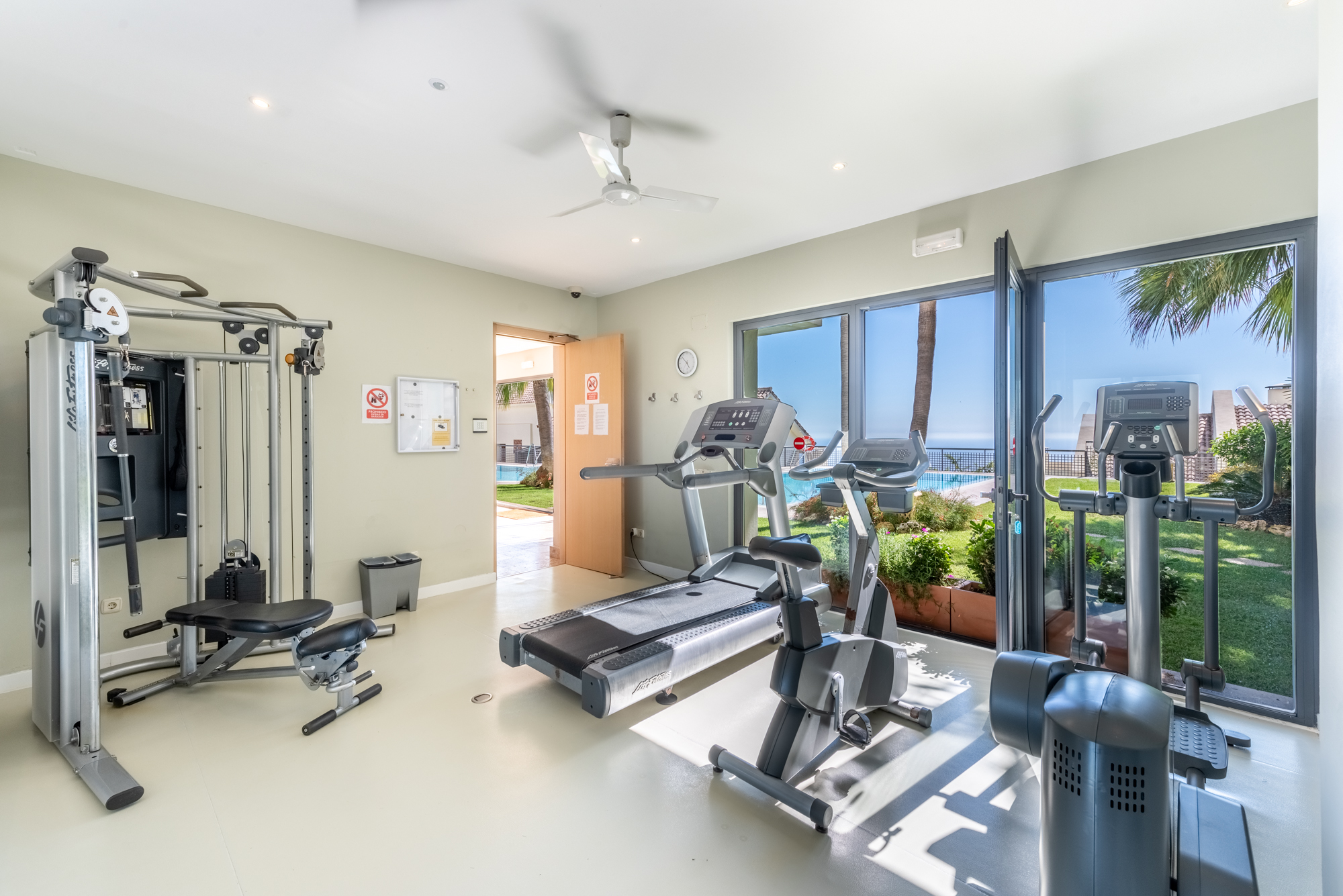 LYXIG DUPLEX TAKVÅNING MED PANORAMAUTSIKT ÖVER HAVET I LOS MONTEROS HILL CLUB - MARBELLA EAST