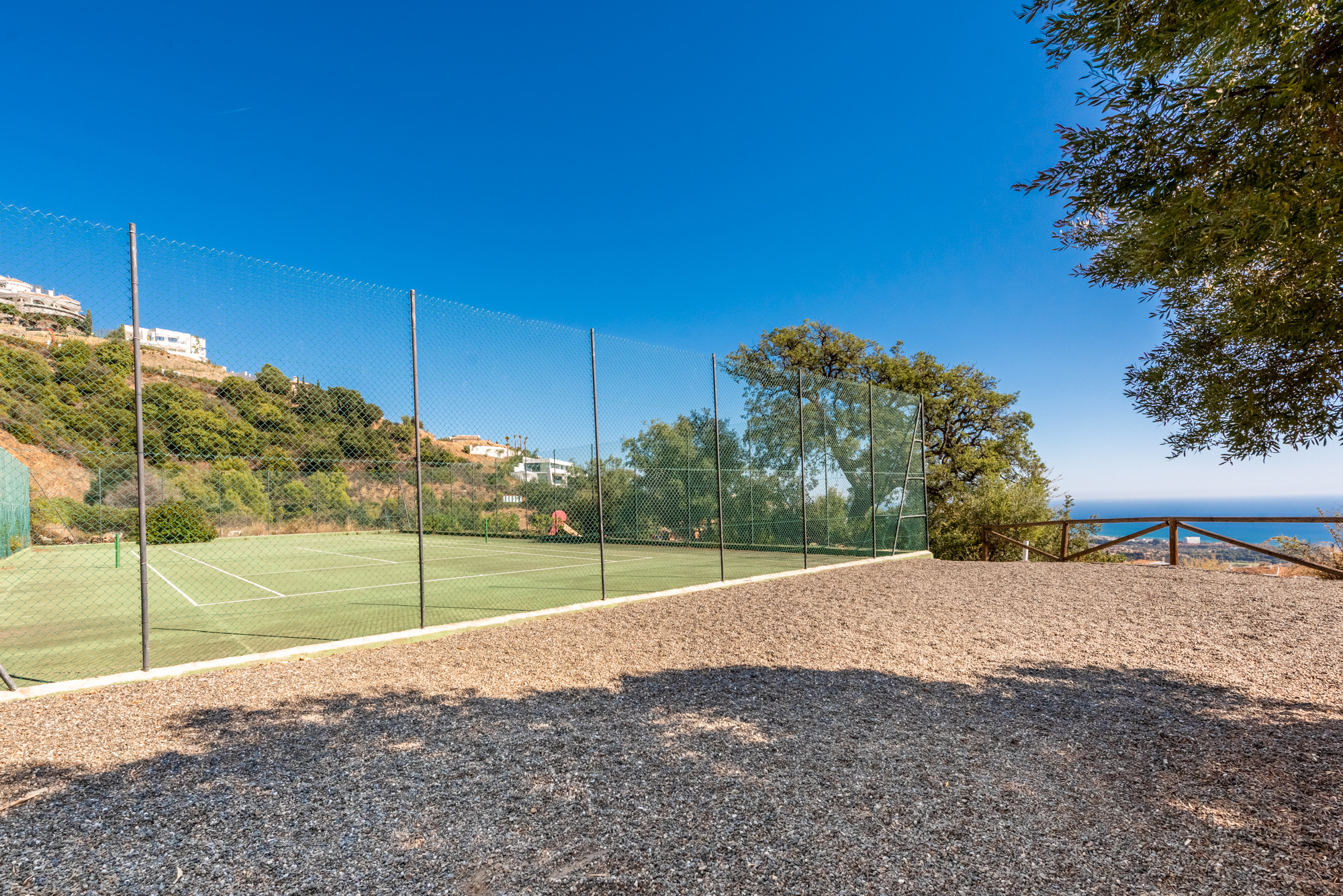 LYXIG DUPLEX TAKVÅNING MED PANORAMAUTSIKT ÖVER HAVET I LOS MONTEROS HILL CLUB - MARBELLA EAST