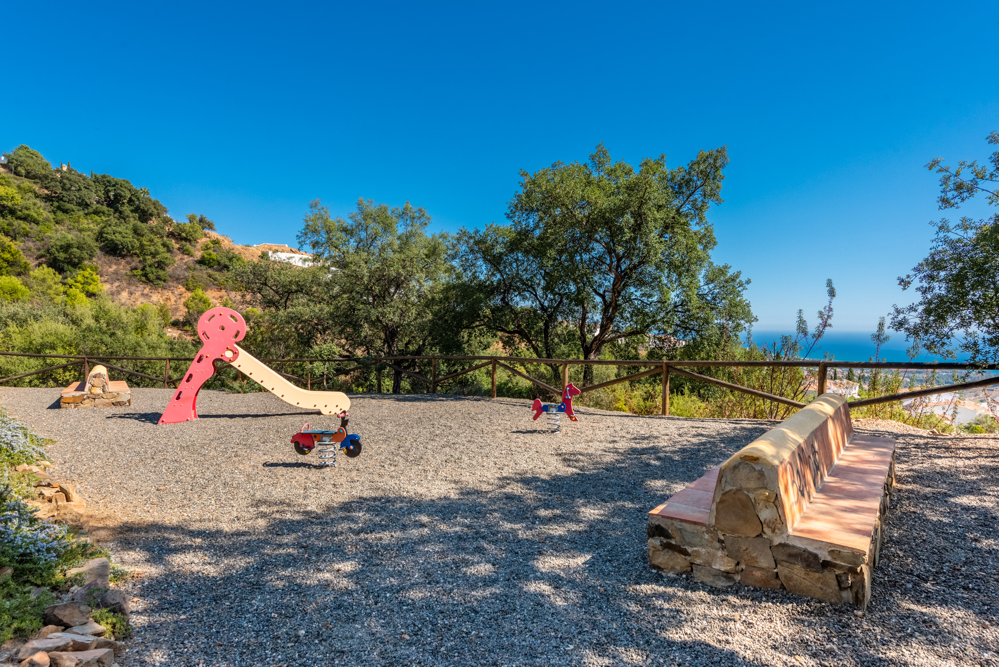 LYXIG DUPLEX TAKVÅNING MED PANORAMAUTSIKT ÖVER HAVET I LOS MONTEROS HILL CLUB - MARBELLA EAST