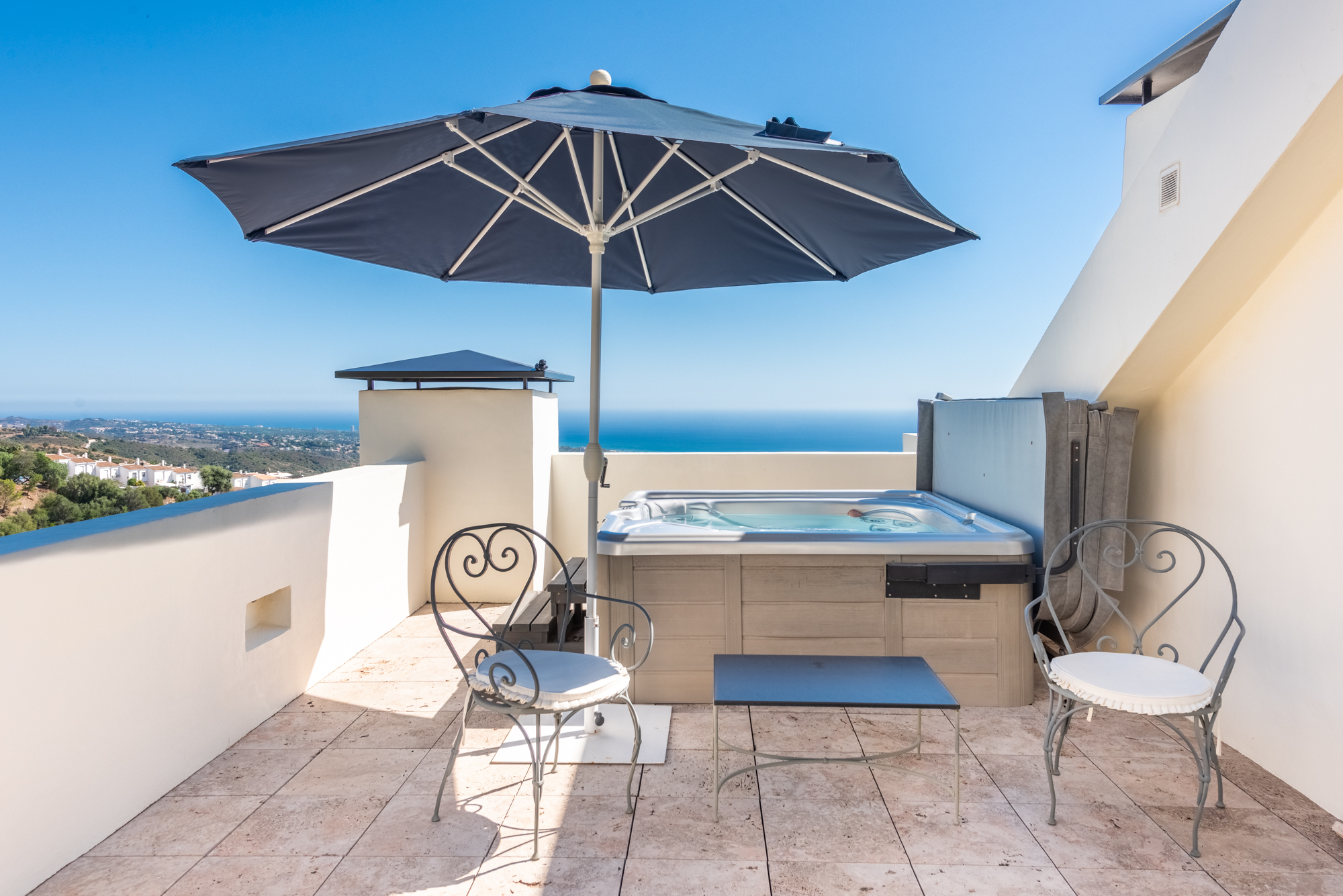 LYXIG DUPLEX TAKVÅNING MED PANORAMAUTSIKT ÖVER HAVET I LOS MONTEROS HILL CLUB - MARBELLA EAST