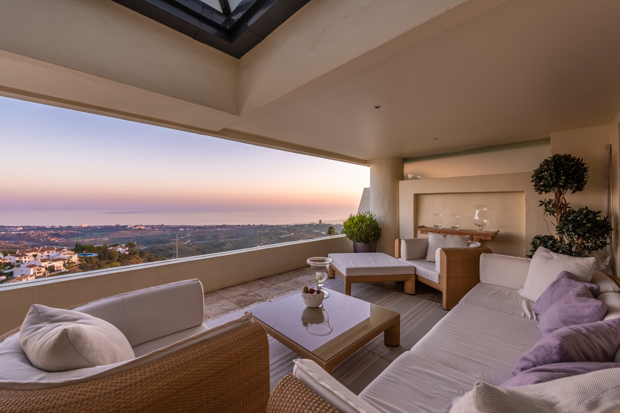 LYXIG DUPLEX TAKVÅNING MED PANORAMAUTSIKT ÖVER HAVET I LOS MONTEROS HILL CLUB - MARBELLA EAST