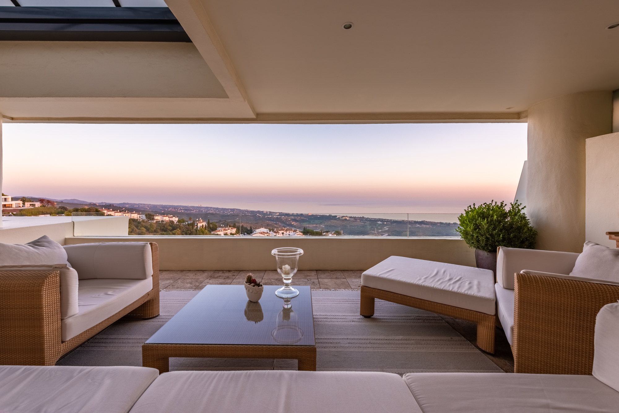 LYXIG DUPLEX TAKVÅNING MED PANORAMAUTSIKT ÖVER HAVET I LOS MONTEROS HILL CLUB - MARBELLA EAST