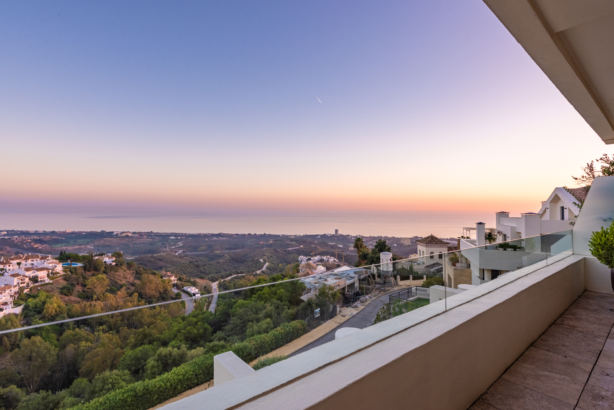 LYXIG DUPLEX TAKVÅNING MED PANORAMAUTSIKT ÖVER HAVET I LOS MONTEROS HILL CLUB - MARBELLA EAST