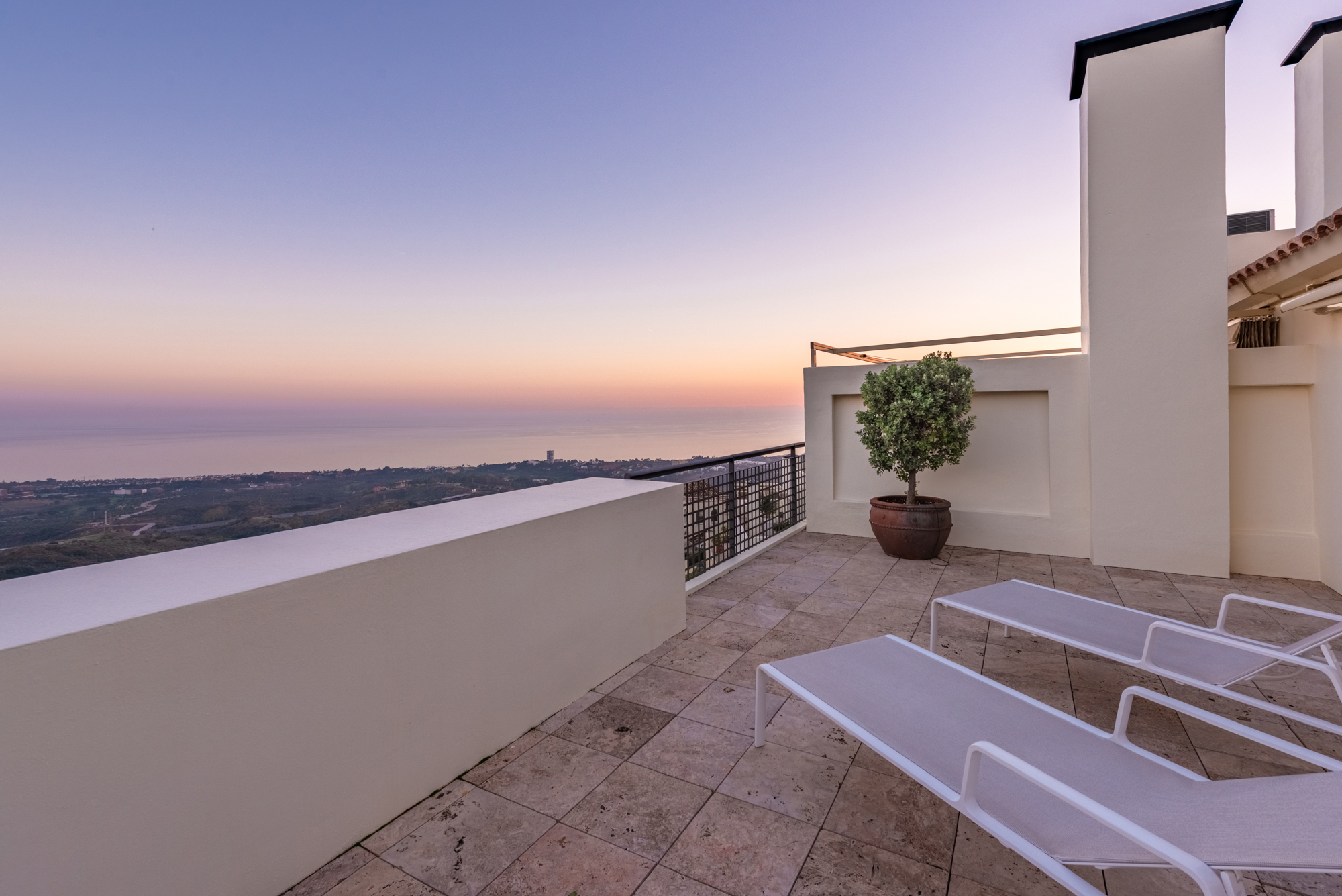 LYXIG DUPLEX TAKVÅNING MED PANORAMAUTSIKT ÖVER HAVET I LOS MONTEROS HILL CLUB - MARBELLA EAST
