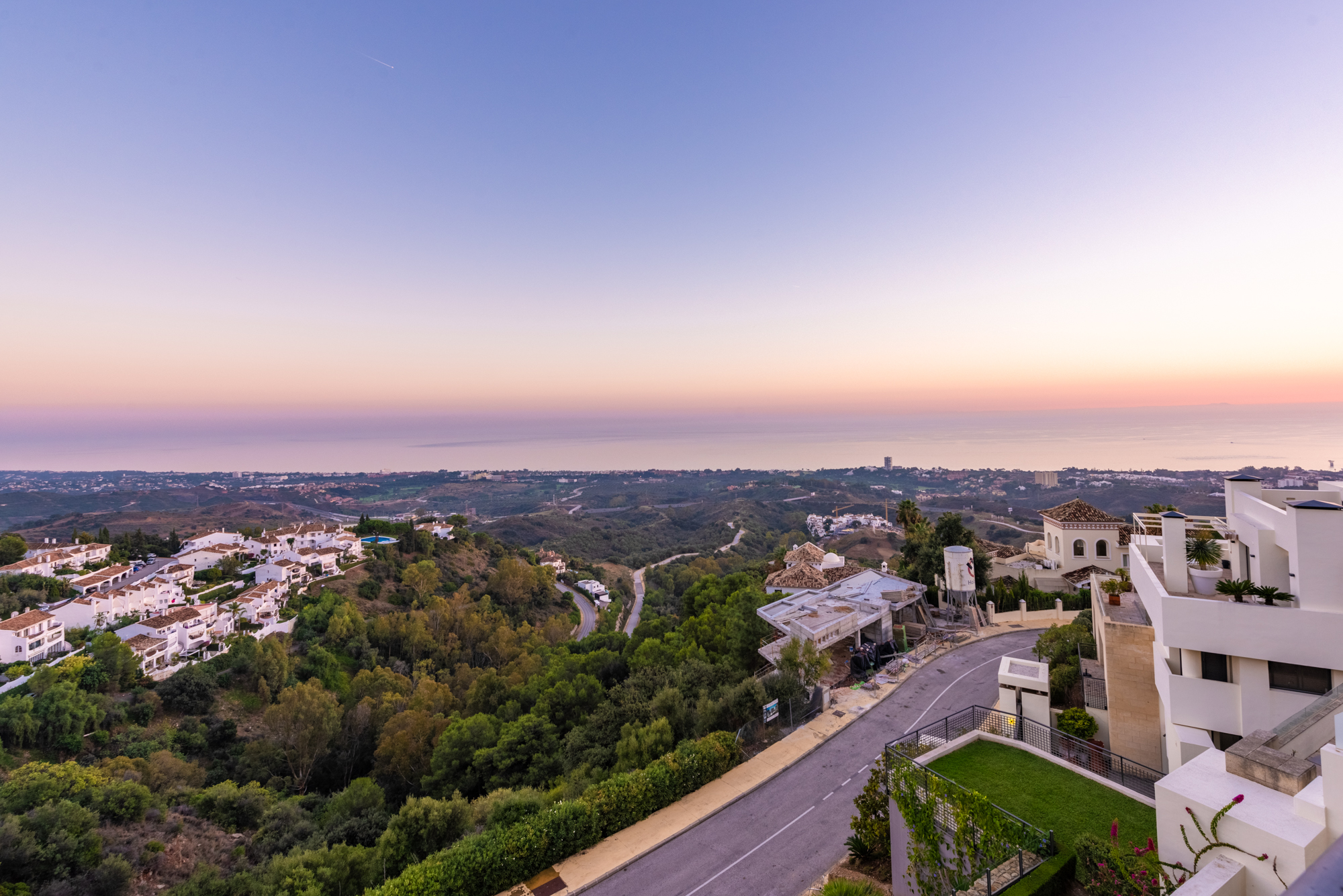 LYXIG DUPLEX TAKVÅNING MED PANORAMAUTSIKT ÖVER HAVET I LOS MONTEROS HILL CLUB - MARBELLA EAST