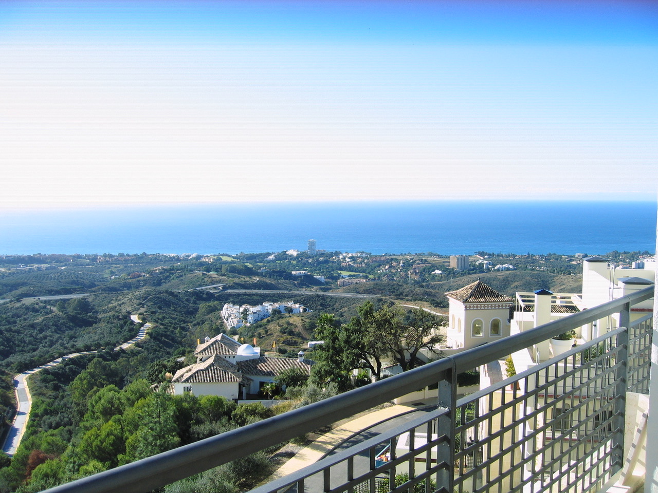 LYXIG DUPLEX TAKVÅNING MED PANORAMAUTSIKT ÖVER HAVET I LOS MONTEROS HILL CLUB - MARBELLA EAST