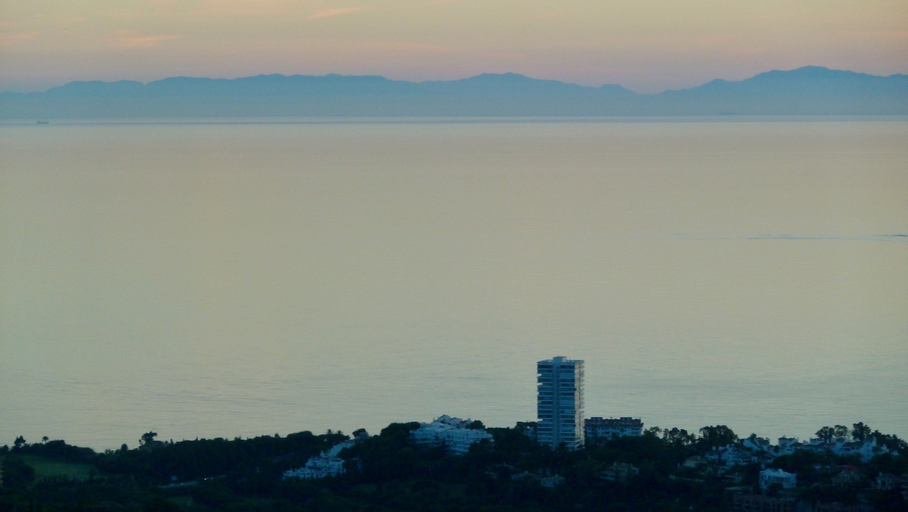 LYXIG DUPLEX TAKVÅNING MED PANORAMAUTSIKT ÖVER HAVET I LOS MONTEROS HILL CLUB - MARBELLA EAST